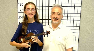 Skolyozu yendi, doktoruna kemanıyla konser verdi